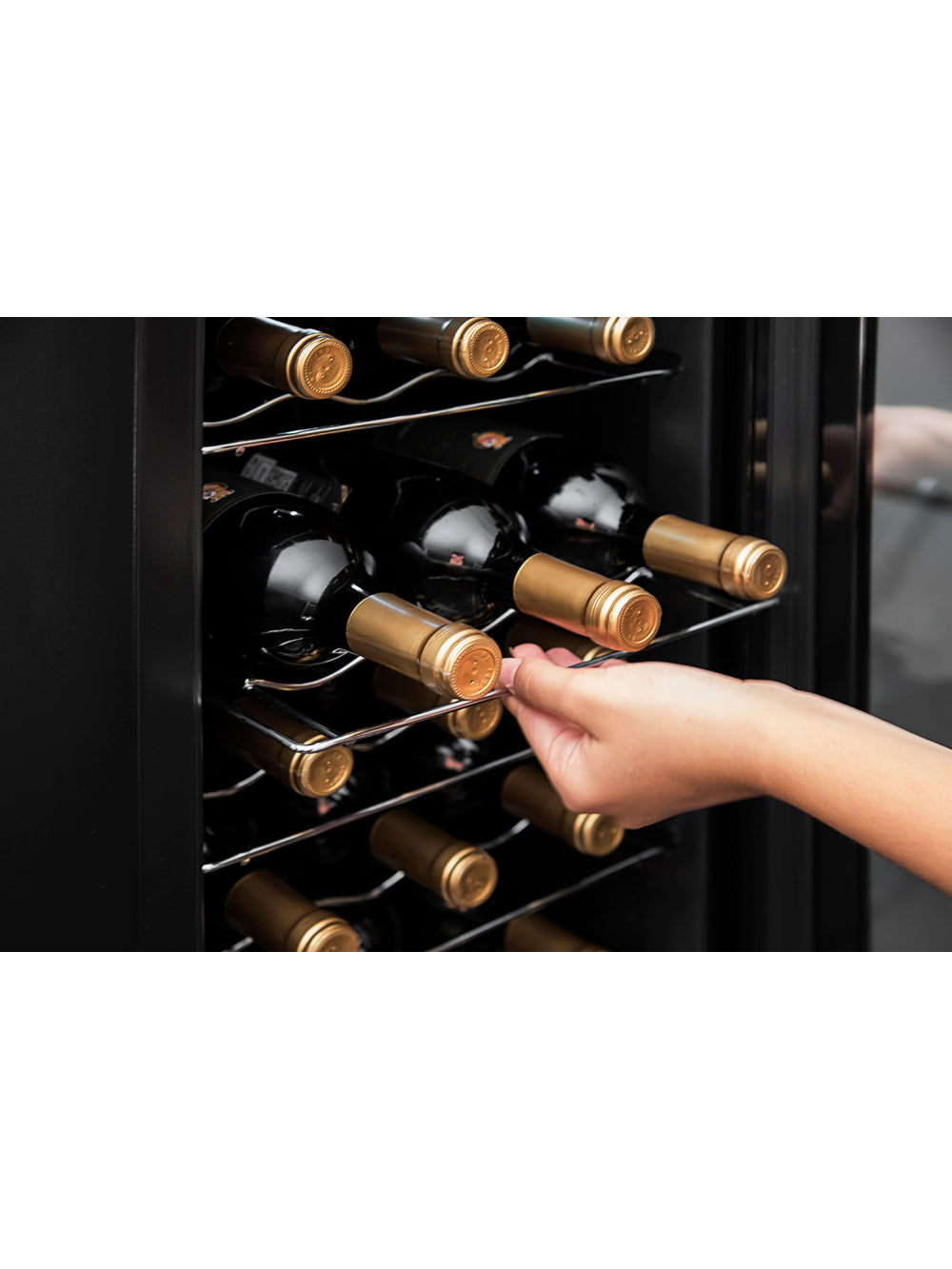 Adega Suggar Cannes 18 Garrafas Preta 110V AD1811PT